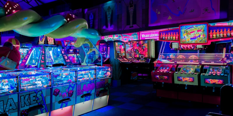 网球运动员在红土场上奋力挥拍击球的瞬间